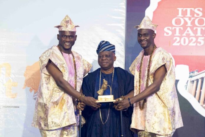 Oguntoye Twins Honoured in Ibadan
